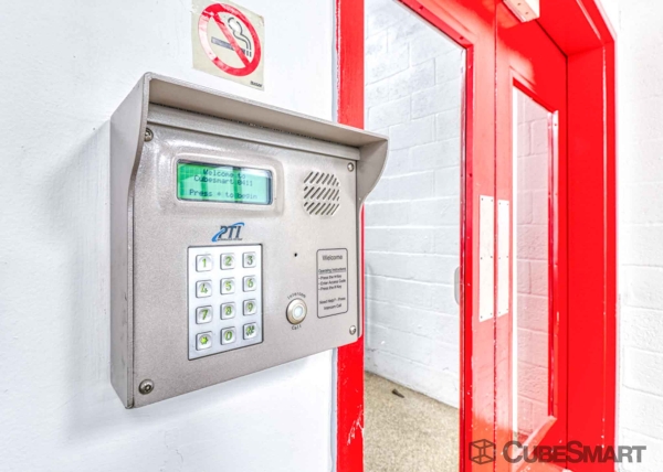 Facility photo: //images.sparefoot.com/medium/155209698ae30e825f4.jpg