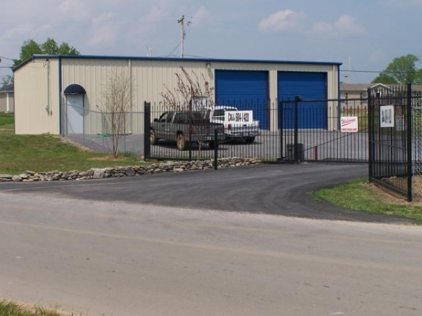 Facility photo: //images.sparefoot.com/medium/156031543e8b309980f.jpg