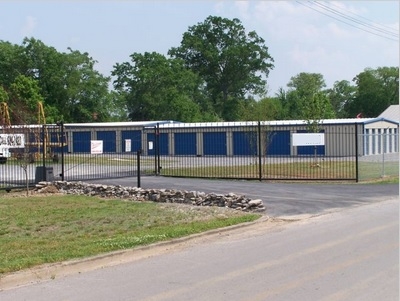Facility photo: //images.sparefoot.com/medium/156031543e8b312803f.jpg