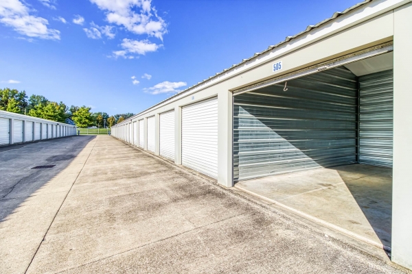 Facility photo: //images.sparefoot.com/medium/1562685fb67d6315579.jpg