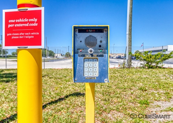 Facility photo: //images.sparefoot.com/medium/156307688b1ad7cc2bc.jpg