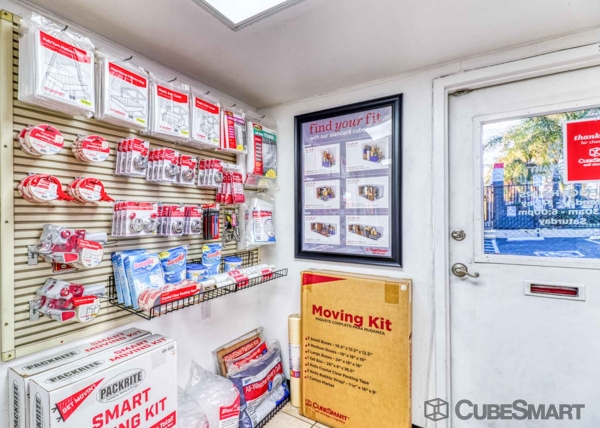 Facility photo: //images.sparefoot.com/medium/156309688c5f0f03289.jpg