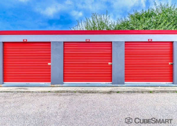 Facility photo: //images.sparefoot.com/medium/156311686f877d23615.jpg