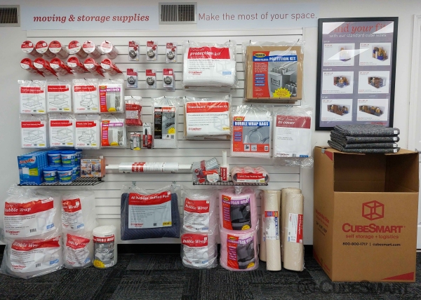Facility photo: //images.sparefoot.com/medium/156313686f87d247b9d.jpg