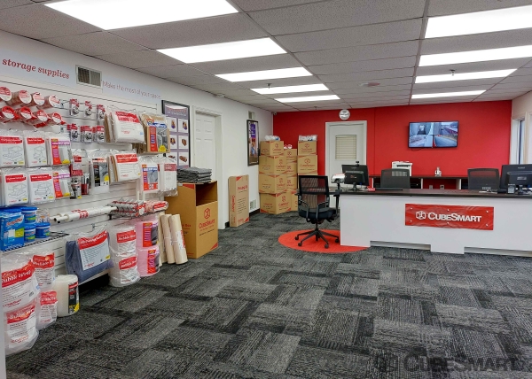 Facility photo: //images.sparefoot.com/medium/156313686f87d62738d.jpg