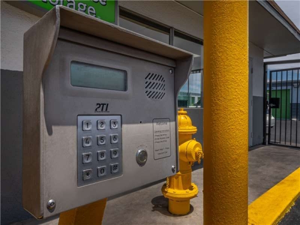 Facility photo: //images.sparefoot.com/medium/156704699432eb74d48.jpg