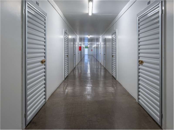 Facility photo: //images.sparefoot.com/medium/156704699432ede429c.jpg