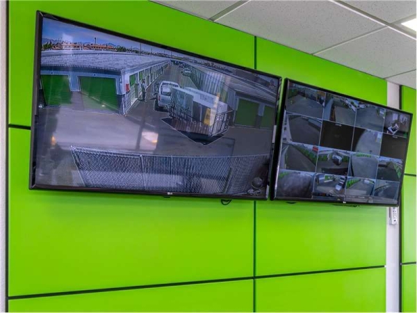 Facility photo: //images.sparefoot.com/medium/156704699432ef8403f.jpg