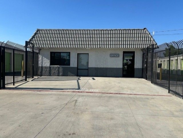 Facility photo: //images.sparefoot.com/medium/156708699432ef980a9.jpg