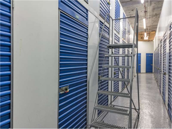 Facility photo: //images.sparefoot.com/medium/15672464cd71528453e.jpg