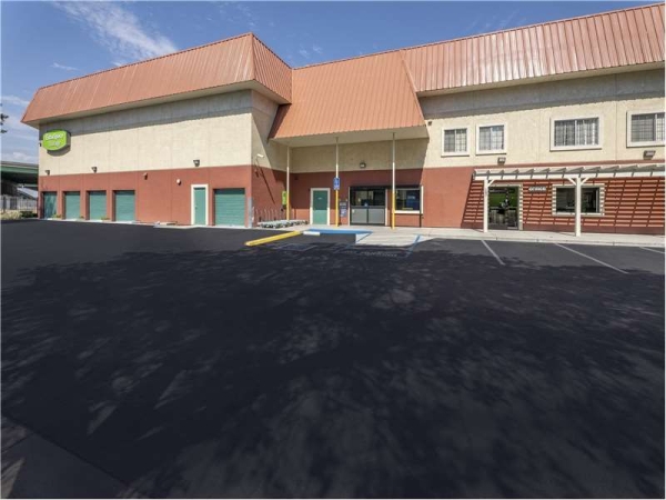 Facility photo: //images.sparefoot.com/medium/156743699432f0acf4b.jpg