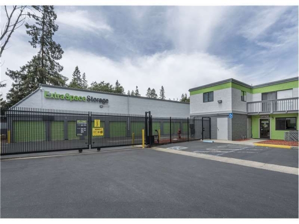 Facility photo: //images.sparefoot.com/medium/15675869943374039fc.jpg