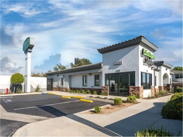 Facility photo: //images.sparefoot.com/medium/156765699432e7877e2.jpg