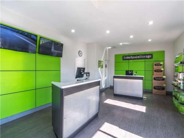 Facility photo: //images.sparefoot.com/medium/156765699432e92ecca.jpg