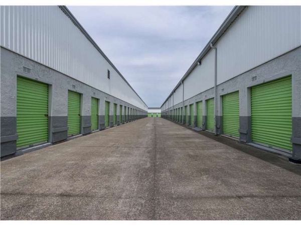 Facility photo: //images.sparefoot.com/medium/156767699433943cb7c.jpg