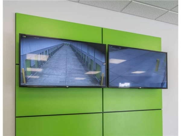 Facility photo: //images.sparefoot.com/medium/15676769943396a1c19.jpg