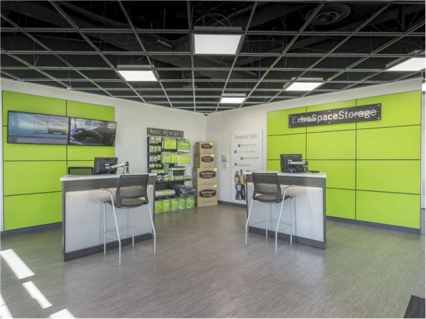 Facility photo: //images.sparefoot.com/medium/156773699433a2620dd.jpg