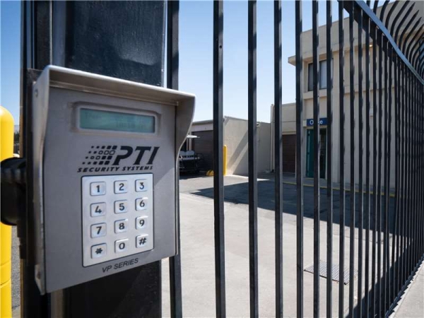 Facility photo: //images.sparefoot.com/medium/15678669943439846ed.jpg