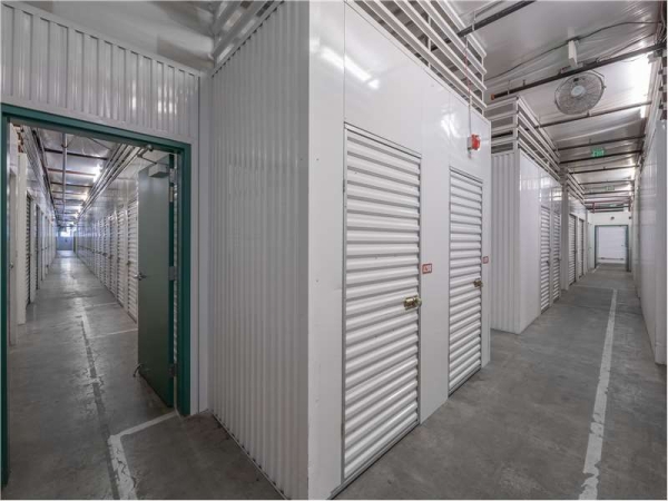 Facility photo: //images.sparefoot.com/medium/156787699433b765c21.jpg