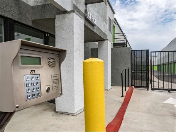 Facility photo: //images.sparefoot.com/medium/156809699433b89d840.jpg