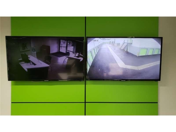 Facility photo: //images.sparefoot.com/medium/156809699433bd10b83.jpg