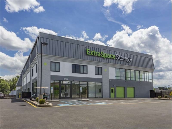 Facility photo: //images.sparefoot.com/medium/156817699433a3317c9.jpg