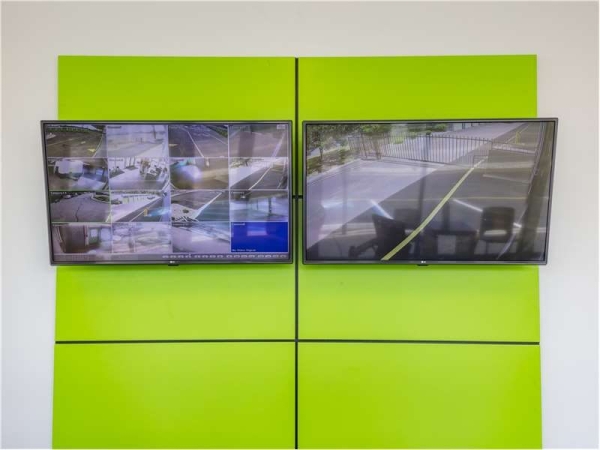 Facility photo: //images.sparefoot.com/medium/156817699433a81db2a.jpg