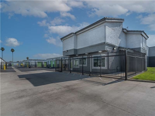 Facility photo: //images.sparefoot.com/medium/156837699433d22de1f.jpg