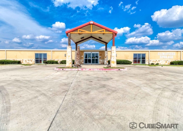 Facility photo: //images.sparefoot.com/medium/157323688b3e613a123.jpg