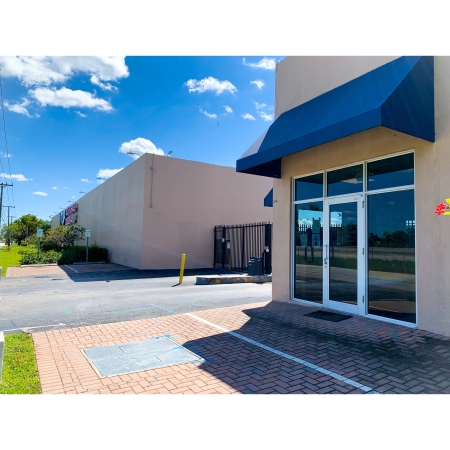 Facility photo: //images.sparefoot.com/medium/157353637a6d7c8c0e9.jpeg