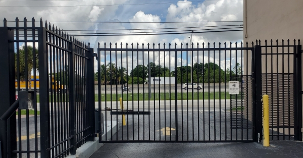 Facility photo: //images.sparefoot.com/medium/157353637a6e64ca3e1.jpg