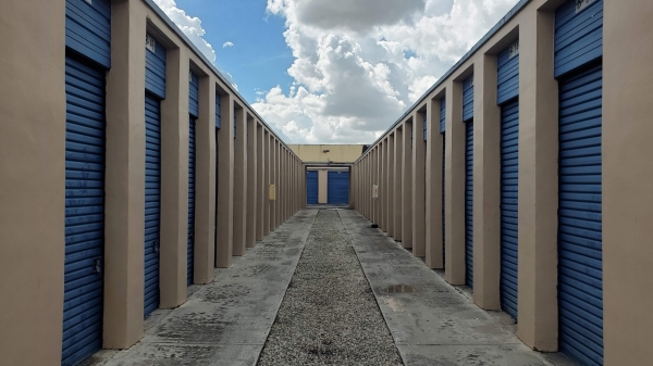 Facility photo: //images.sparefoot.com/medium/157353637a6e787fceb.jpg