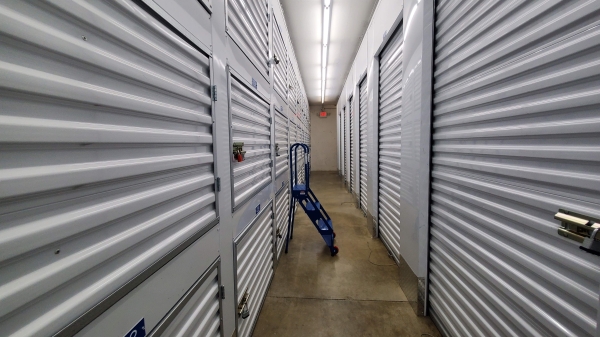 Facility photo: //images.sparefoot.com/medium/157353637a6e88a0abe.jpg