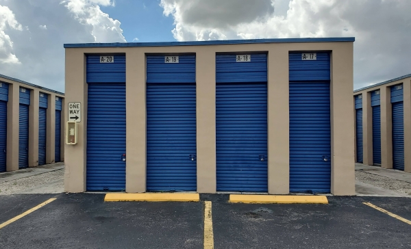 Facility photo: //images.sparefoot.com/medium/157353637a6eca4c729.jpg