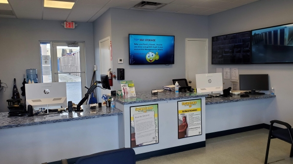 Facility photo: //images.sparefoot.com/medium/157353637a6f2697417.jpg
