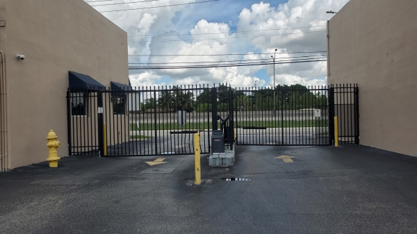 Facility photo: //images.sparefoot.com/medium/157353637a6f53bba17.jpg