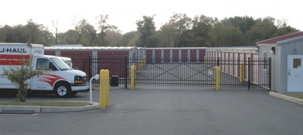 Facility photo: //images.sparefoot.com/medium/15747554e7af26cfa05.jpg