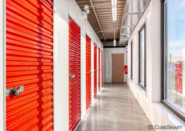 Facility photo: //images.sparefoot.com/medium/157814687f439cbcf92.jpg