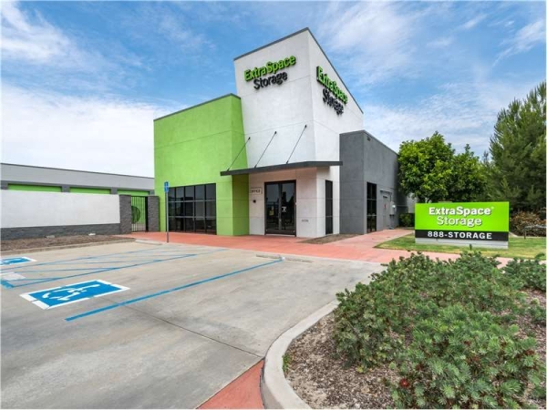 Facility photo: //images.sparefoot.com/medium/19835869943488a2ec3.jpg