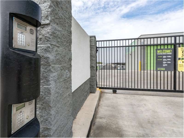 Facility photo: //images.sparefoot.com/medium/19835869943489610c0.jpg