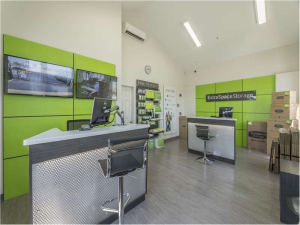 Facility photo: //images.sparefoot.com/medium/198361699433d48d70d.jpg