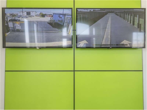 Facility photo: //images.sparefoot.com/medium/198361699433d794cc2.jpg