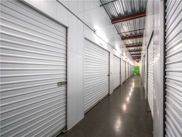 Facility photo: //images.sparefoot.com/medium/19836264cc0ca254038.jpg