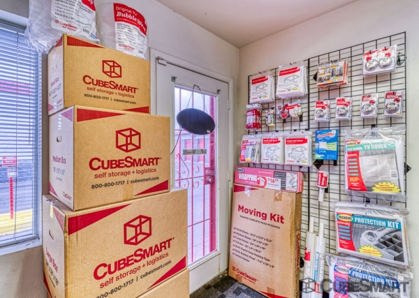 Facility photo: //images.sparefoot.com/medium/198386686f7d6562f26.jpg
