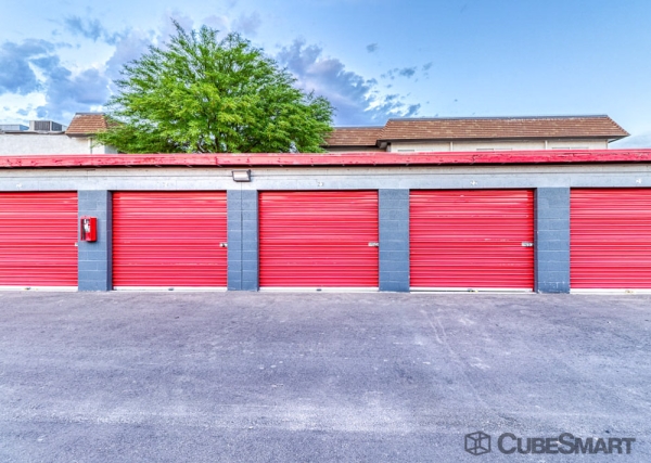 Facility photo: //images.sparefoot.com/medium/198386686f7d6686922.jpg