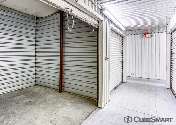 Storage Units at CubeSmart Self Storage - Houston - 350 West Rankin Road - 350 West Rankin Road