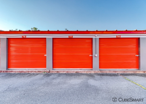 Facility photo: //images.sparefoot.com/medium/19866668835ce13b12e.jpg
