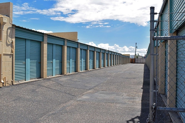 Facility photo: //images.sparefoot.com/medium/19976868af6163afe5b.jpg