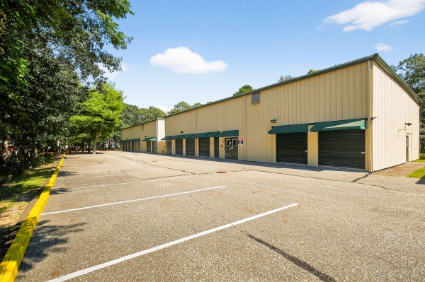 Facility photo: //images.sparefoot.com/medium/19983769cd78d89fae1.jpg