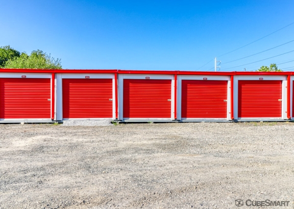 Facility photo: //images.sparefoot.com/medium/199884695f62624e72e.jpg